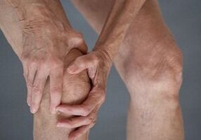 How does osteoarthritis of the knee joint manifest itself